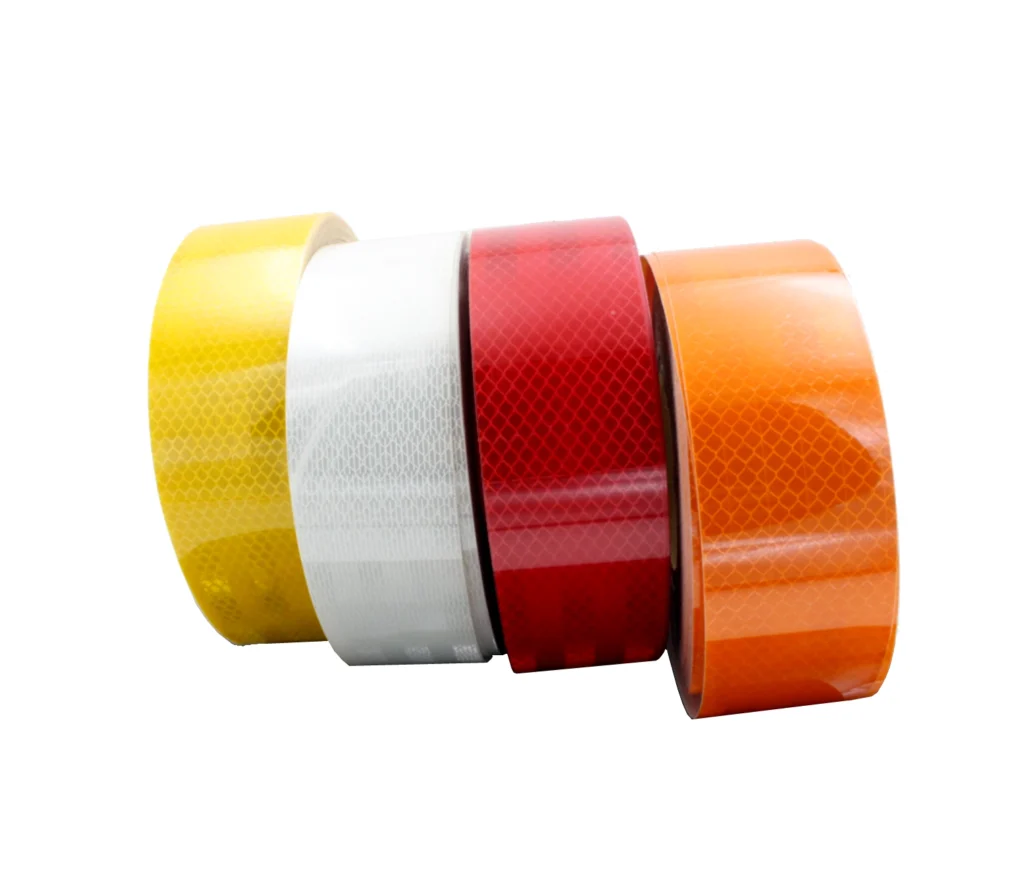 Fitas adesivas reflexivas empilhadas.