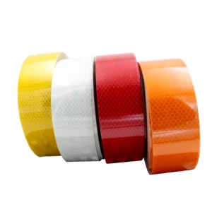 Fitas adesivas reflexivas empilhadas.